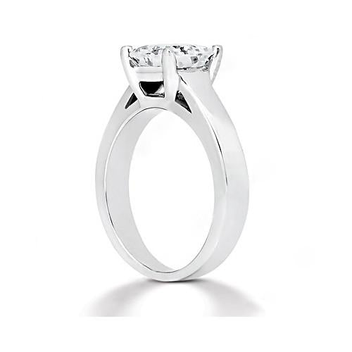 Sparkling Unique Lady’s Solitaire White Gold Diamond Ring