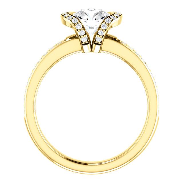 Antique Lady’s Style White Elegant Gold Diamond Solitaire Ring with Accents