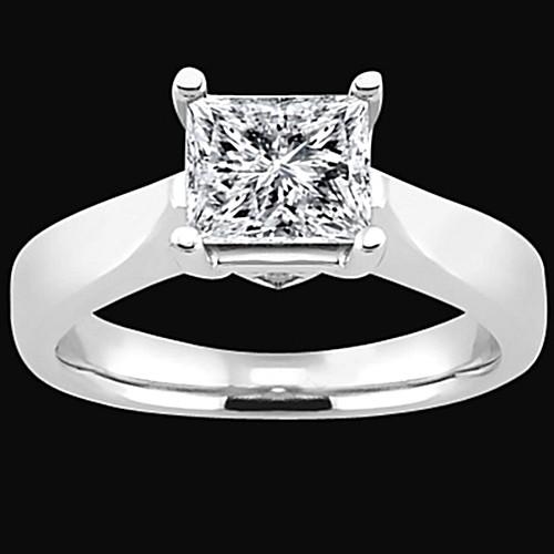 Sparkling Unique Lady’s Solitaire White Gold Diamond Ring
