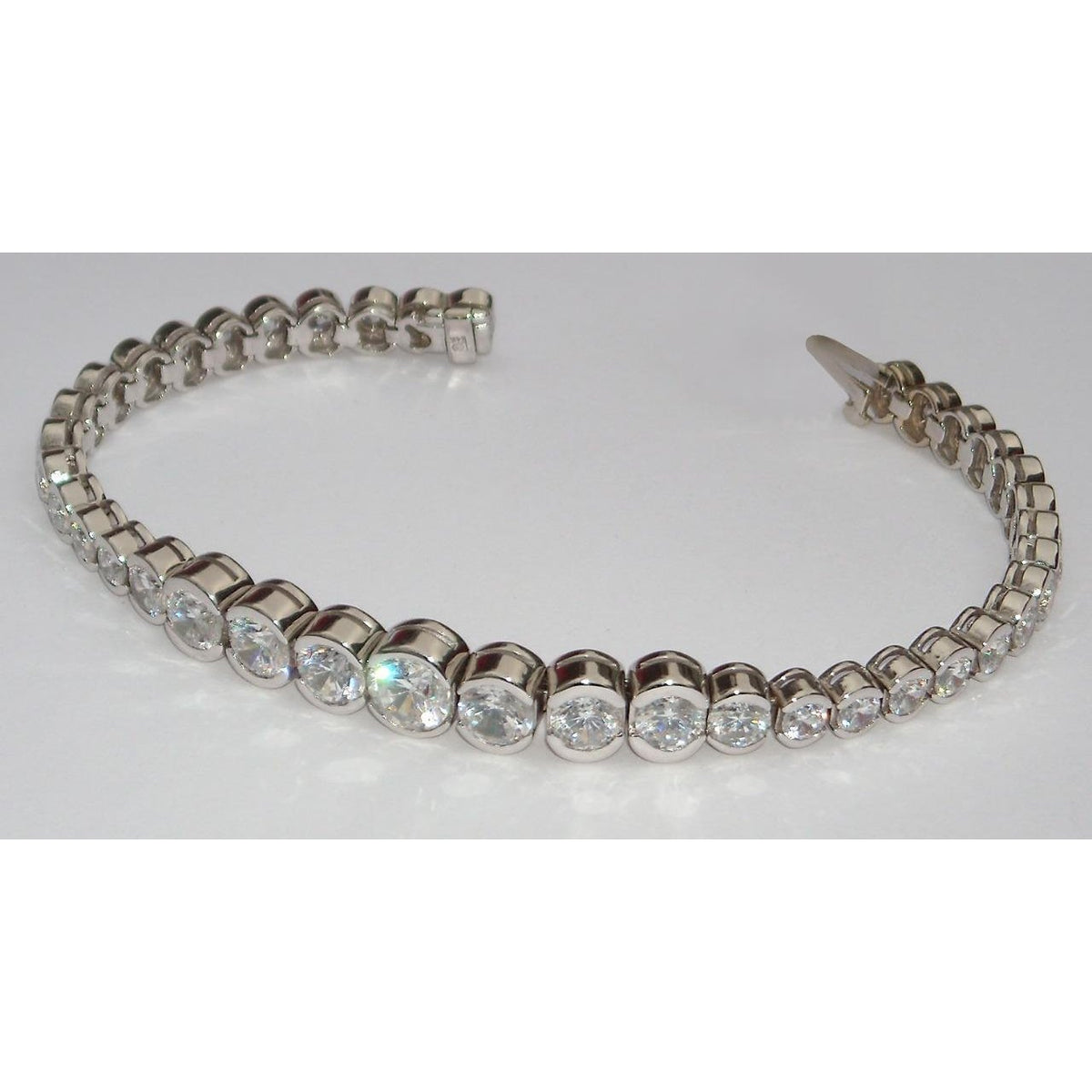 8.80 Carats Diamond Tennis Bracelet Vs Graduated Bezel