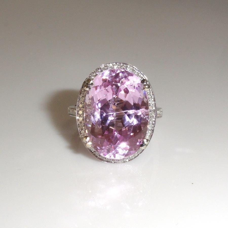 22.50 Carats Oval Cut Pink Kunzite And Diamond Ring White Gold 14K Gemstone Ring