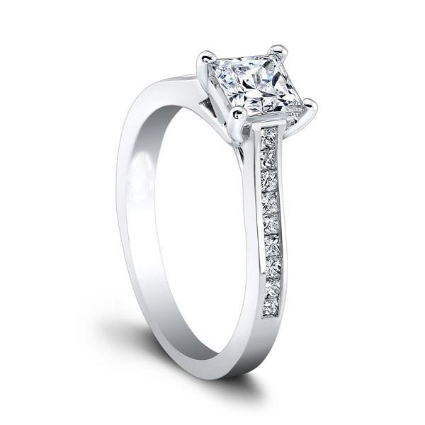 Woman's White Gold Weeding Anniversary Solitaire Ring with Accents Diamond