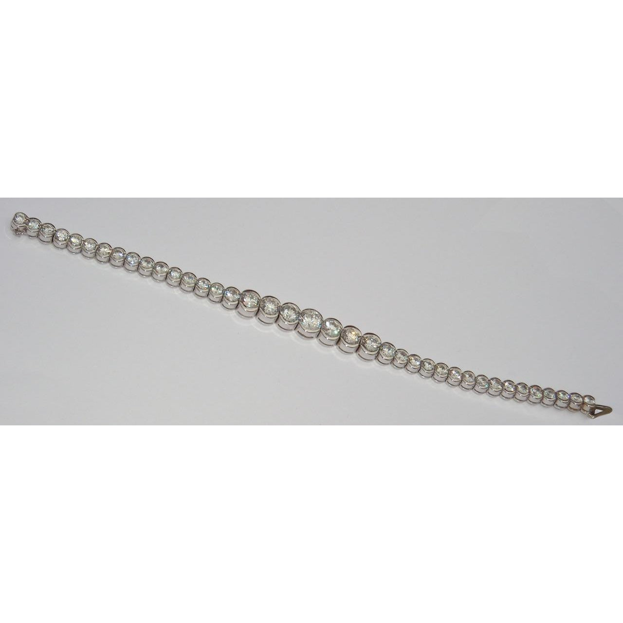 Diamond Tennis Bracelet Vs Graduated Bezel