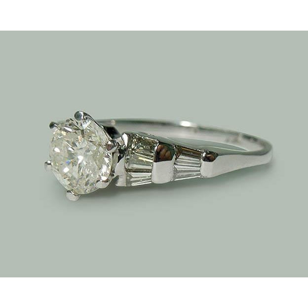 Women Jewelry Sparkling Unique Solitaire Ring with Gold Diamond