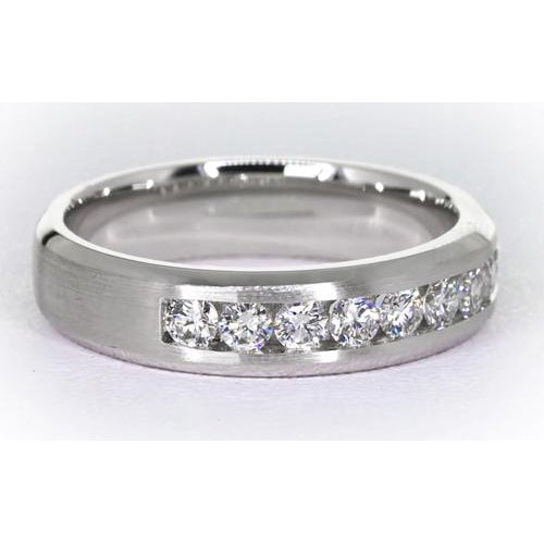 lab grown round diamond 1.35ct band side angle
