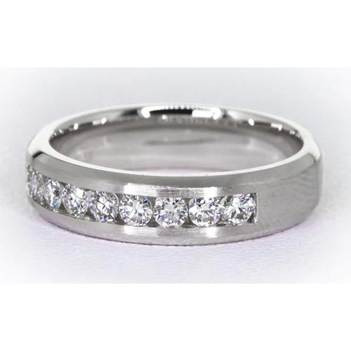 lab grown round diamond 1.35ct band close up detail