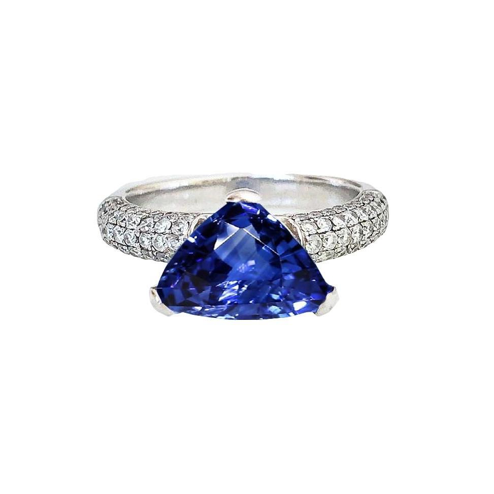 Sparkling Unique Lady’s Gemstone Sapphire Ring Pave Set Diamonds