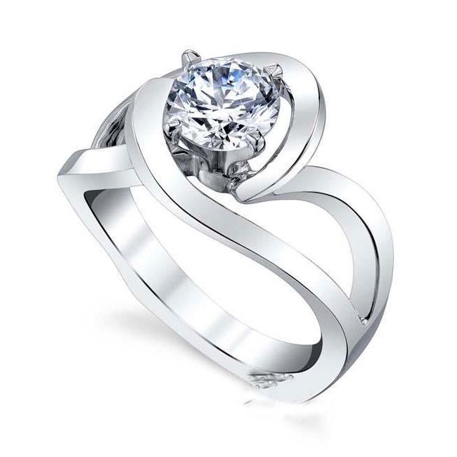 Lady’s Twisted Sparkling Unique Solitaire White Gold Diamond Solitaire Ring