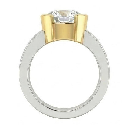 natural round diamond 3ct ring close up detail