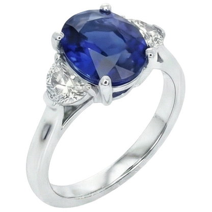 natural oval sapphire 8.25ct ring close up detail