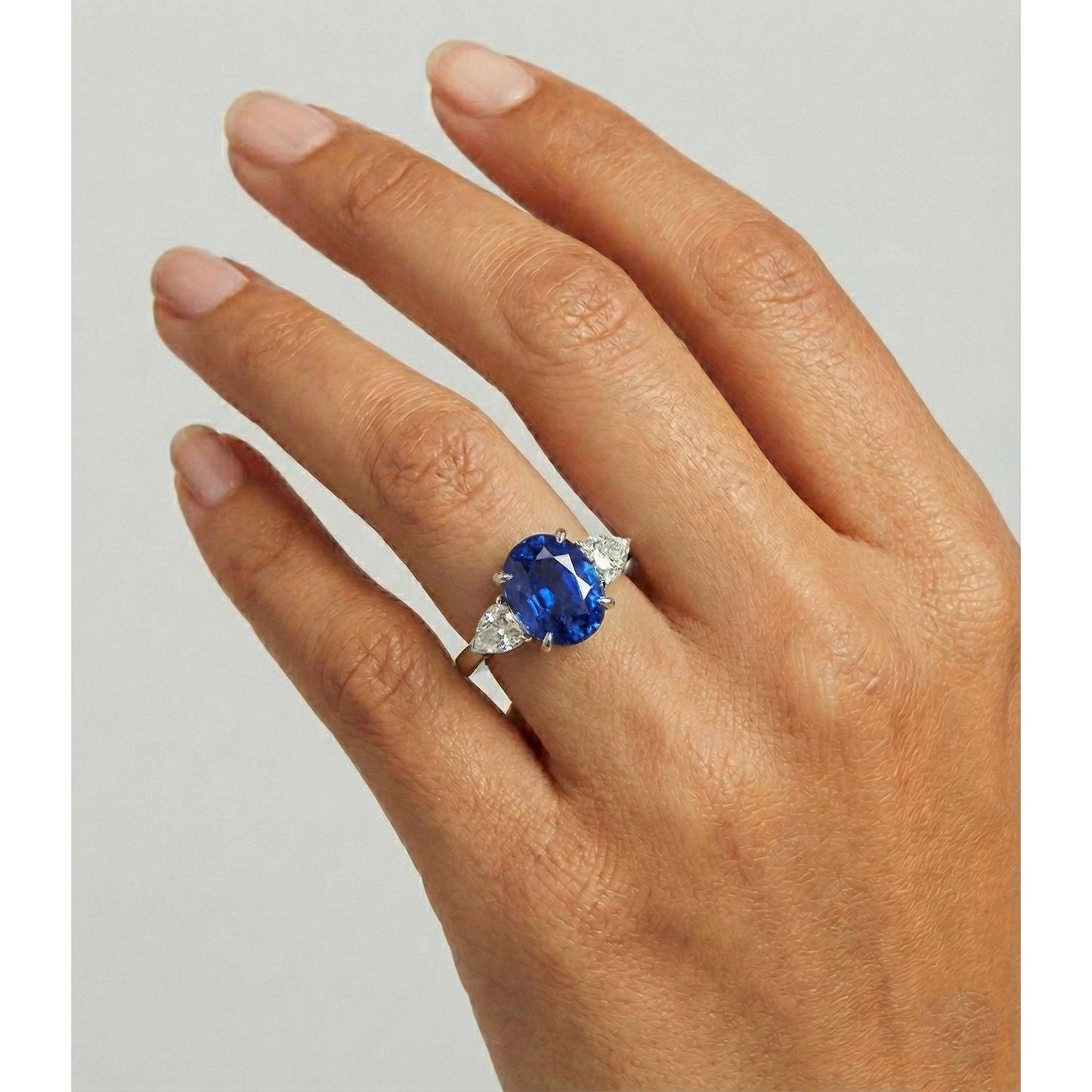 natural oval sapphire 4.50ct ring profile view