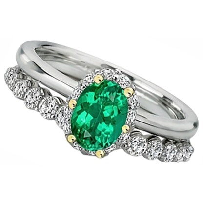 natural round emerald 2ct band close up detail