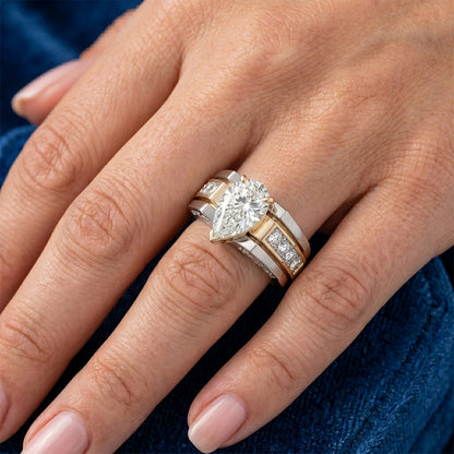 Custom Solitaire with Side Stones – Brilliant Diamond 2 ct