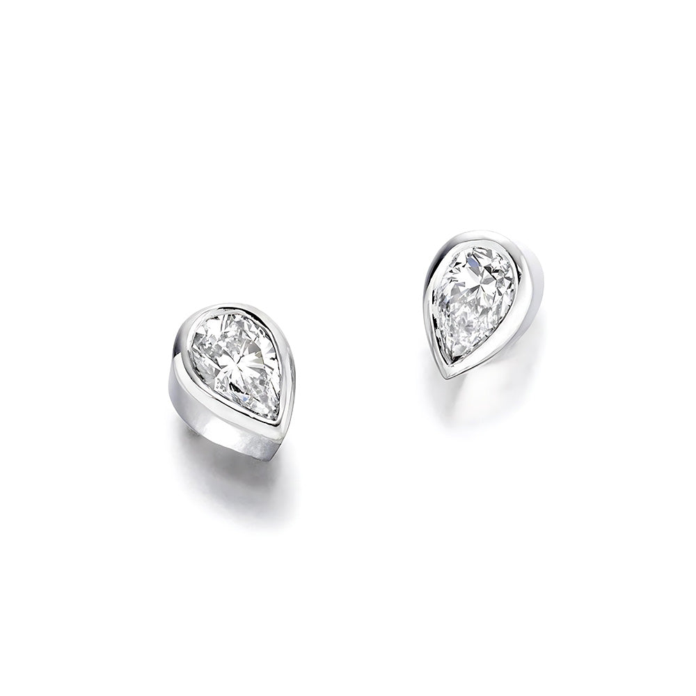 natural pear diamond 3.00ct earring close up detail