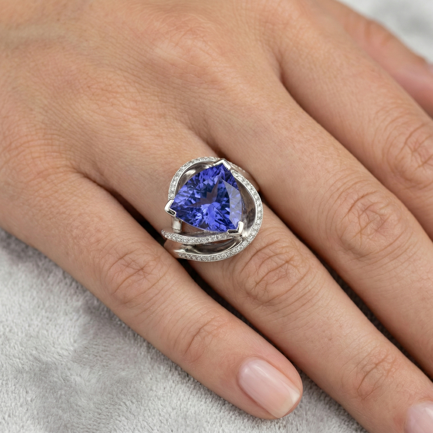 IGI CERTIFIED Unique Sapphire Ring Art Deco