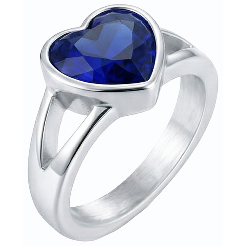 natural heart sapphire 3ct ring close up detail