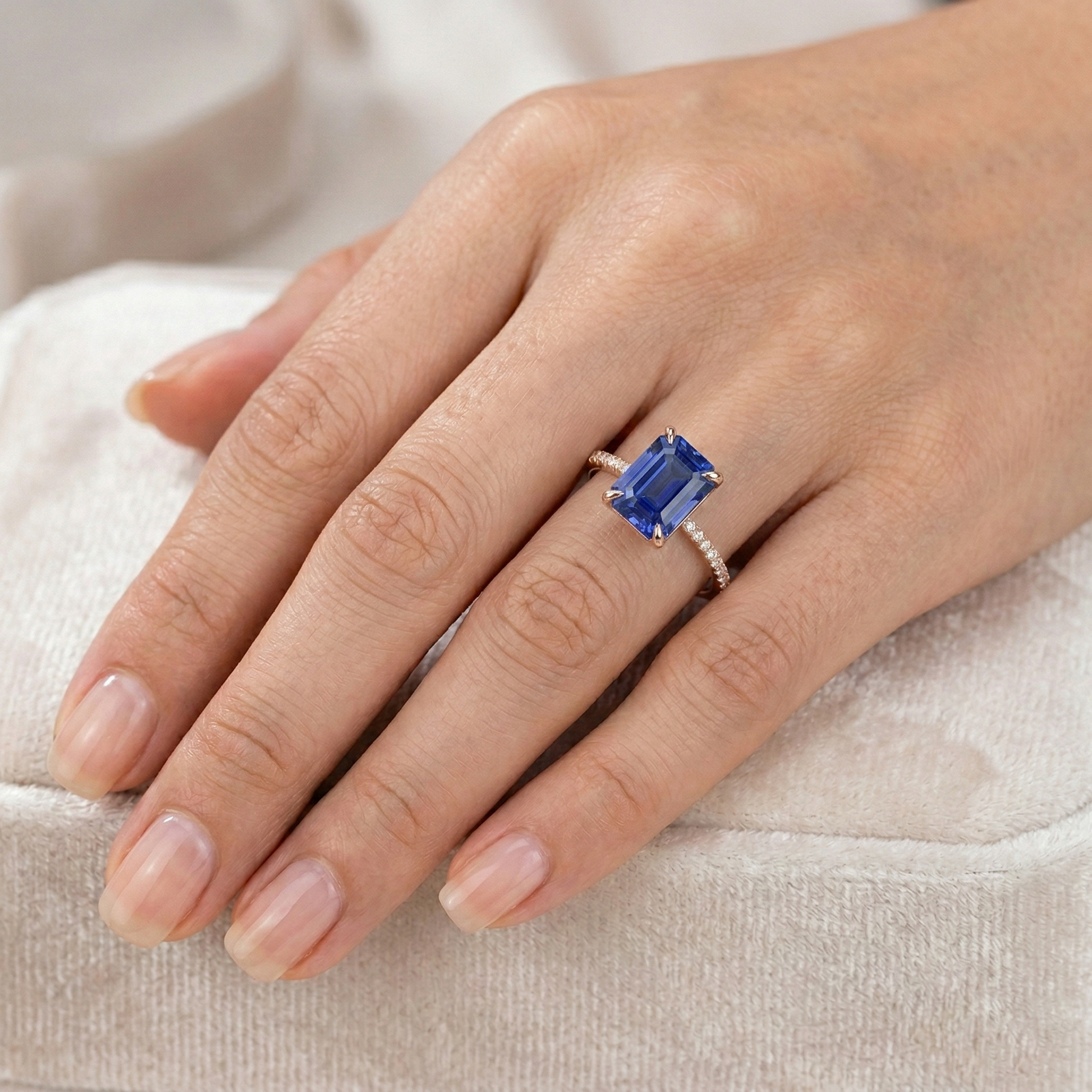 natural emerald sapphire 4.50ct ring on white background