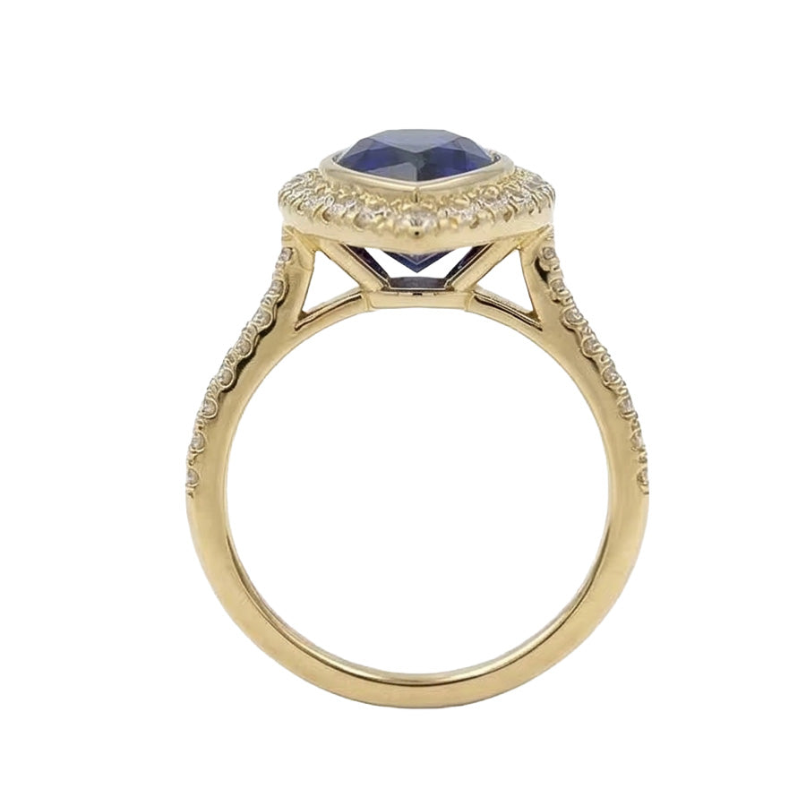 natural round sapphire 4ct ring close up detail