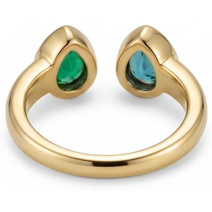 Pear Shape Colombian Emerald ring in 14 Karat Yellow Gold – detail view
