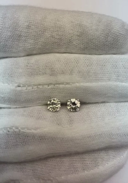 0.80 Carats Round Diamond Stud Earrings