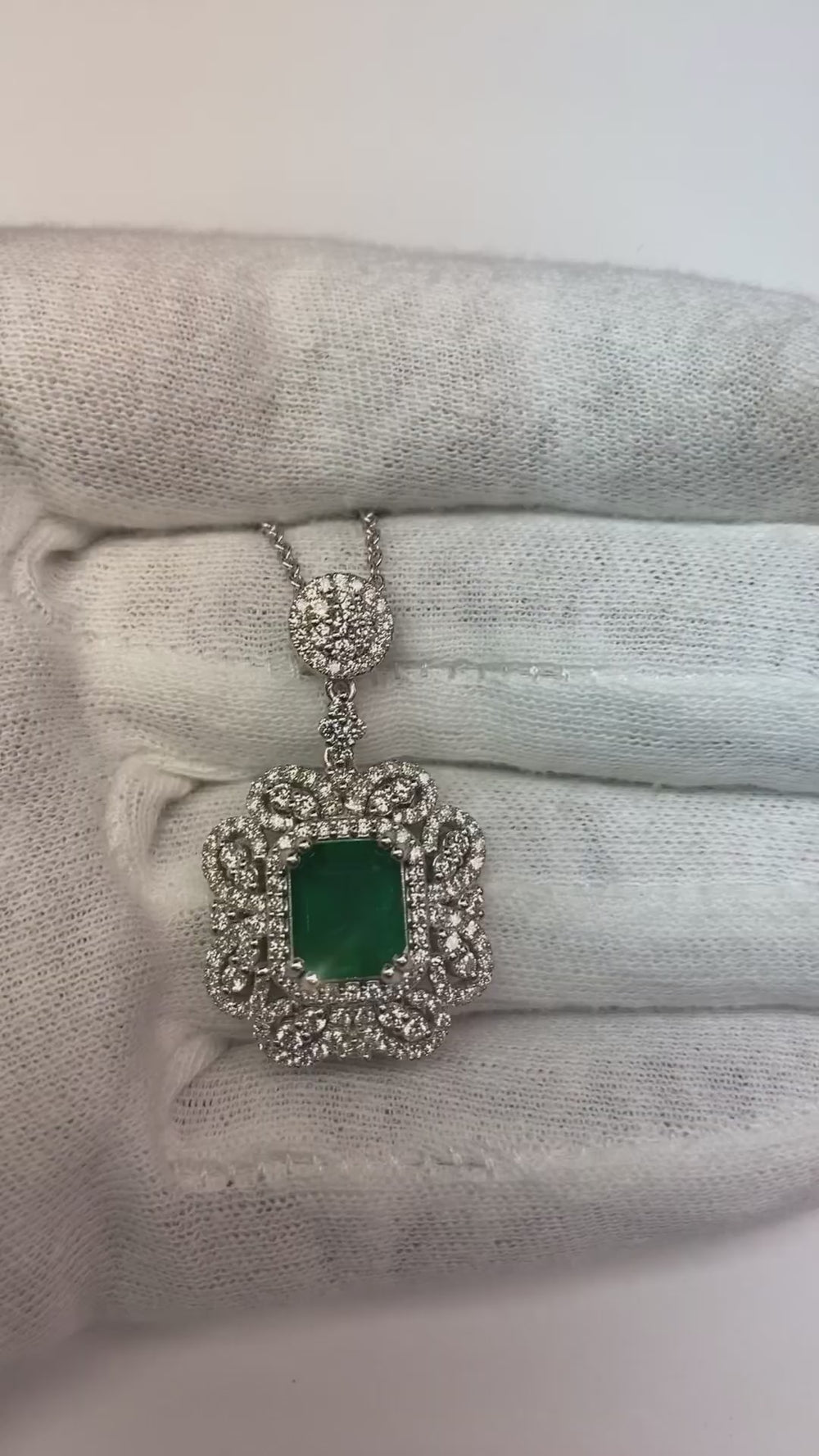 Green Emerald And Diamonds Pendant Necklace