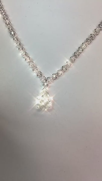 18 Carats Pear And Round Diamond Ladies Necklace White Gold