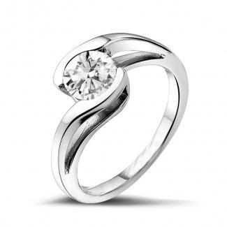Twisted stylish Lady’s White Gold Round Anniversary Solitaire Diamond Ring 