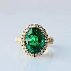 4 Ct Oval Cut Green Emerald With Halo Diamond Ring 14K Yellow Gold