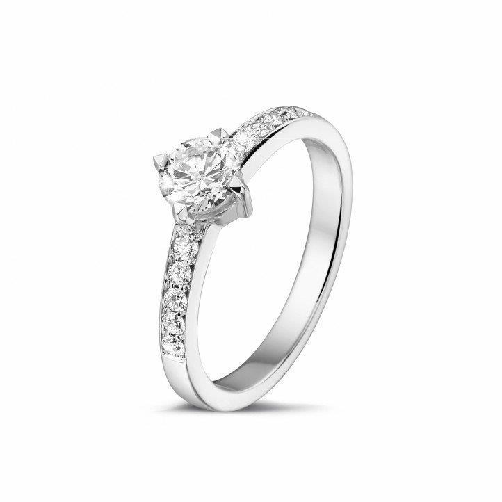 NEw Amazing Design Unique Lady’s Solitaire Ring with Accents White Gold Diamond  