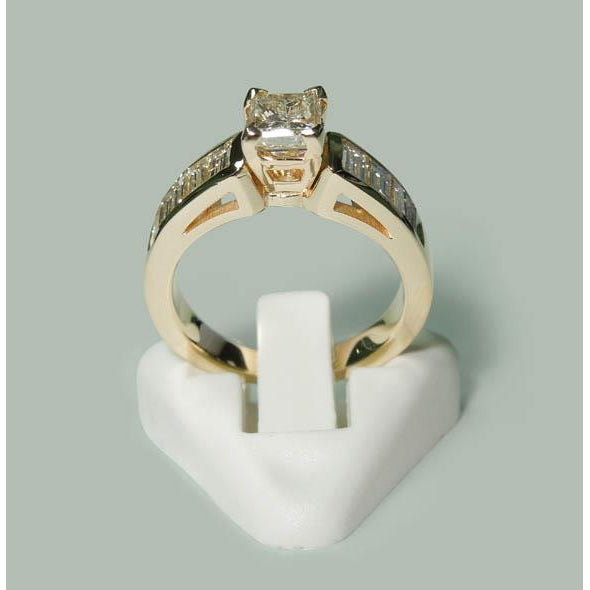 New Amazing  Gorgeous fancy ringh White Gold Sloitaire ring with Accents 