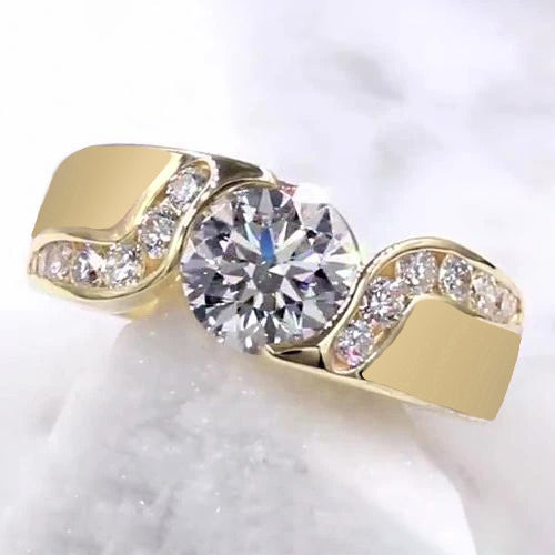 natural round diamond 2ct ring close up detail
