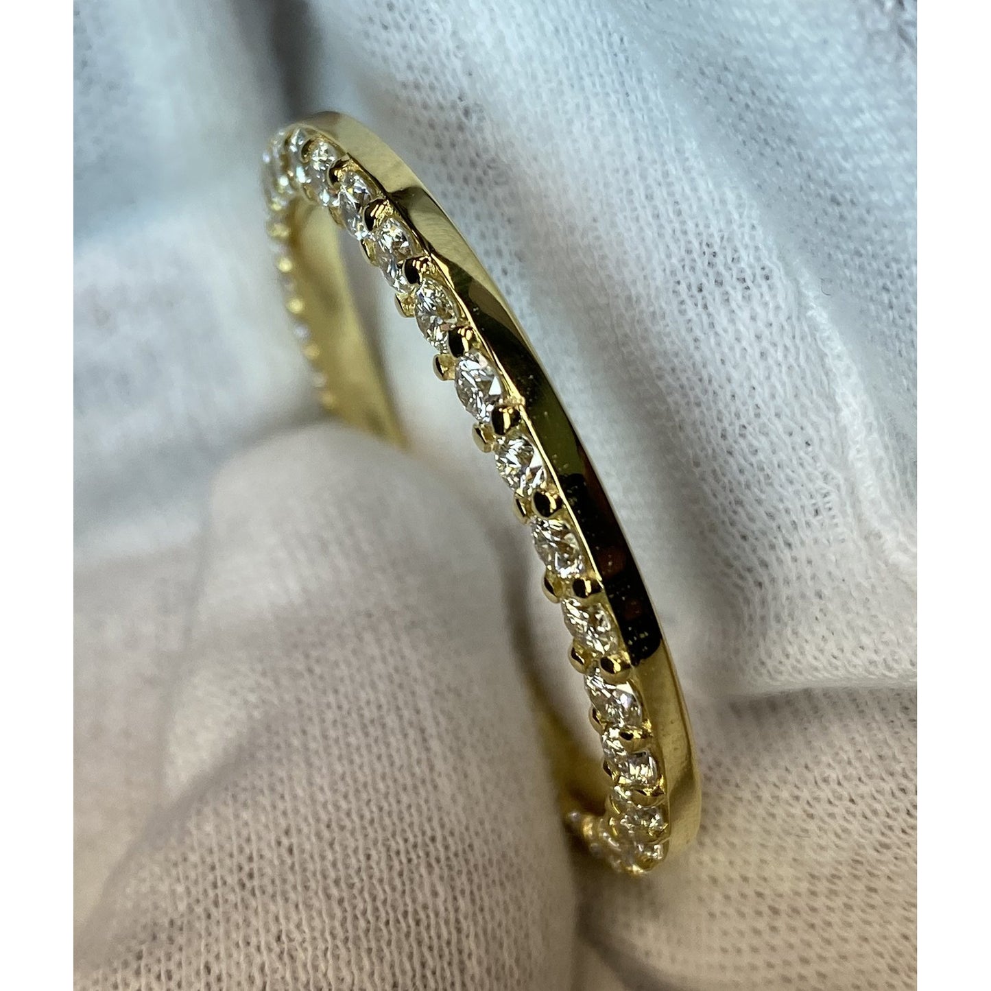 natural round diamond 5.4ct watch close up detail