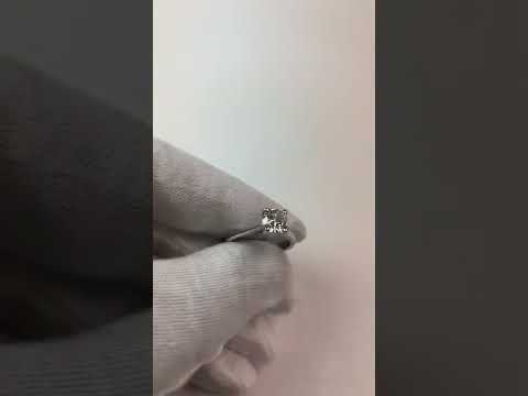   Sparkling Unique Lady’s Solitaire White Gold Diamond Ring  